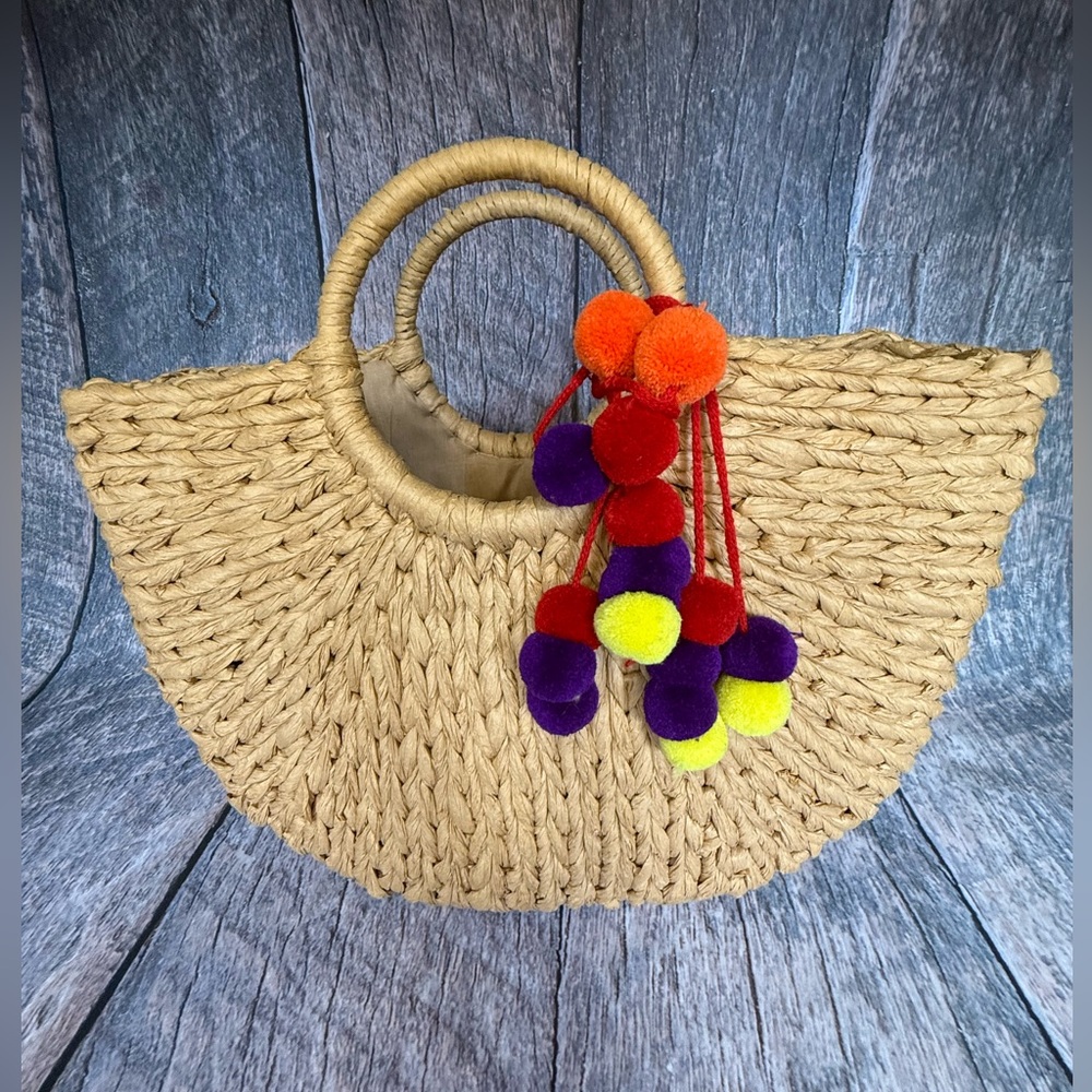 Straw Beach Tote with Pom Pom Tassle, Excellent Condition. Large.